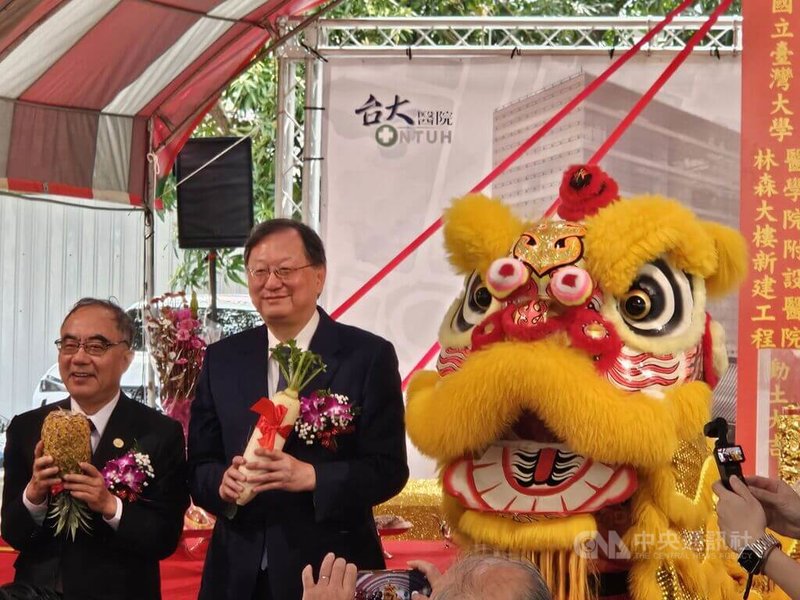 台大醫院「林森大樓新建工程」動土典禮23日上午舉行，典禮由台大醫院院長余忠仁（左2）主持，台大校長陳文章（左1）也出席見證。中央社記者陳婕翎攝　115年3月23日