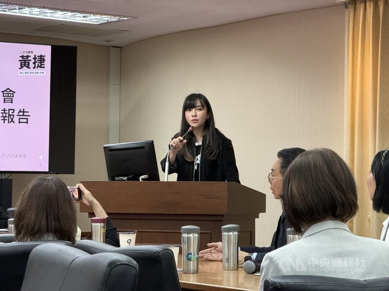 23日立法院內政委員會上，民眾黨立委李貞秀一度坐到主席座位上代理召委，民進黨立委黃捷批「不要搞這種小動作」。中央社記者廖文綺攝　115年3月23日