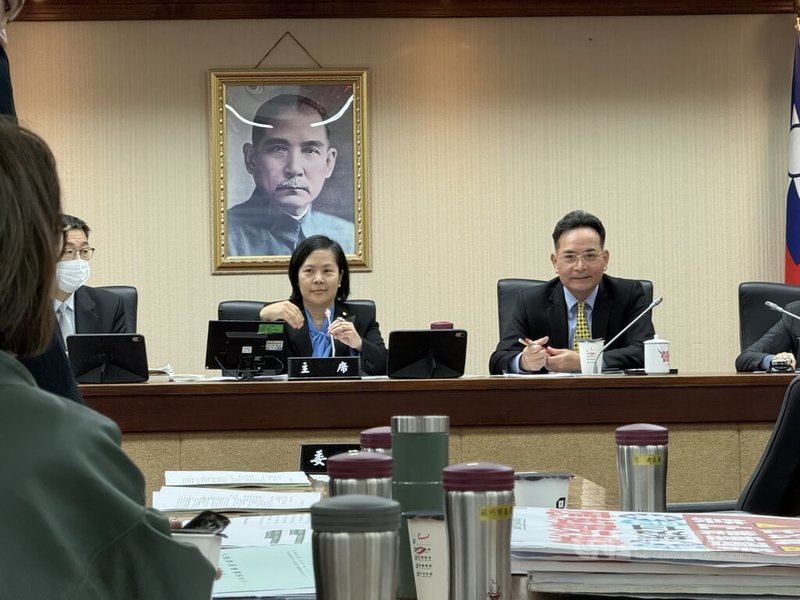 23日立法院內政委員會上，民眾黨立委李貞秀（右2）一度坐到主席座位上代理召委，民進黨立委黃捷批「不要搞這種小動作」。中央社記者廖文綺攝　115年3月23日