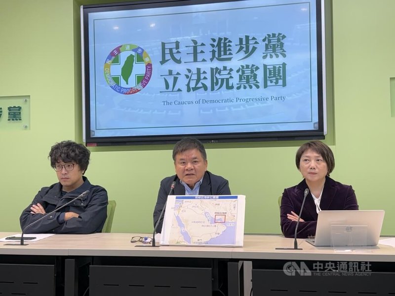 民進黨立法院黨團幹事長莊瑞雄（中）、書記長范雲（右）、副幹事長沈伯洋（左）23日舉行輿情回應記者會。莊瑞雄強調，民進黨立場並未改變與鬆動，如果直接講民進黨政府要重啟核電廠，這是錯誤解讀。中央社記者王揚宇攝　115年3月23日