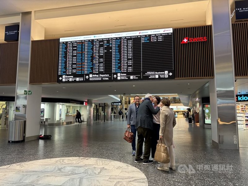 週末冷清的蘇黎世機場,看板上航班的起降以瑞士航空為主,極少有飛往亞洲的航線。屬於漢莎集團之下的蘇黎世航空,目前暫停飛往特拉維夫、杜拜、貝魯特與德黑蘭等航線。中央社記者郭芳君蘇黎世攝 115年3月23日