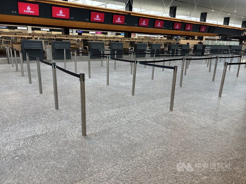 原本單日有兩班起降的中東航線,通常會有滿滿地旅行團遊客。因伊朗戰事而停擺的航空業,也影響機場商家。中央社記者郭芳君蘇黎世攝 115年3月23日