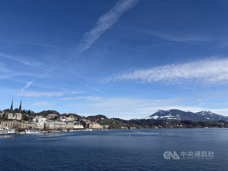 雪山湖景是瑞士琉森著名的觀光特色，旅遊旺季時湖畔是觀光巴士的下車地點，總有滿滿人潮，目前散客零星。中央社記者郭芳君琉森攝　115年3月23日