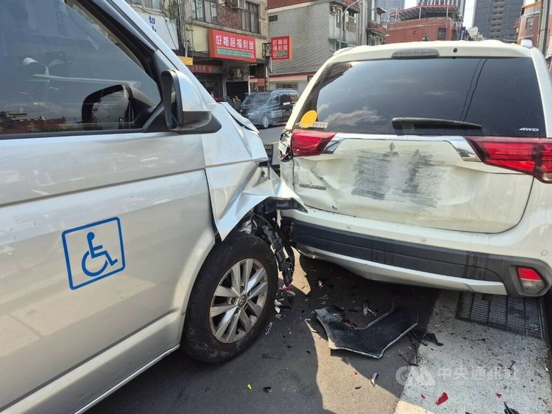 台北市北投區23日發生一輛復康巴士接連碰撞18輛汽機車事故，所幸並無人員受傷，警方表示，張姓駕駛供稱是因一時暈眩不適所致。（翻攝照片）中央社記者黃麗芸傳真　115年3月23日