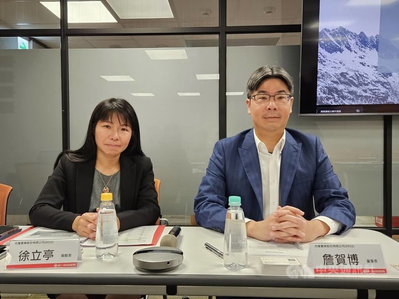 光隆董事長詹賀博（右）23日在法人說明會中表示，光隆今年成衣接單能見度已看到第3季，出貨集中在6月至8月；光隆也積極切入軍用新市場，看好今年營運將重回成長軌道。中央社記者曾仁凱攝　115年3月23日