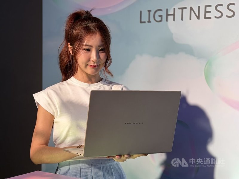 電腦品牌廠華碩23日發表高階AI筆記型電腦ASUS Zenbook A16，搭載高通Snapdragon X2 Elite系列處理器，全金屬機身採用高科技陶瓷鋁合金材質，重量約1.2公斤。中央社記者吳家豪攝　115年3月23日
