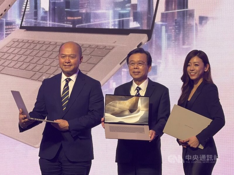 華碩23日攜手高通及微軟發表高階AI筆記型電腦ASUS Zenbook A16,圖為高通台灣、東南亞與紐澳區總裁劉思泰(左)、華碩共同執行長胡書賓(中)、微軟消費通路事業部亞洲區業務總經理徐佩詩(右)。中央社記者吳家豪攝 115年3月23日