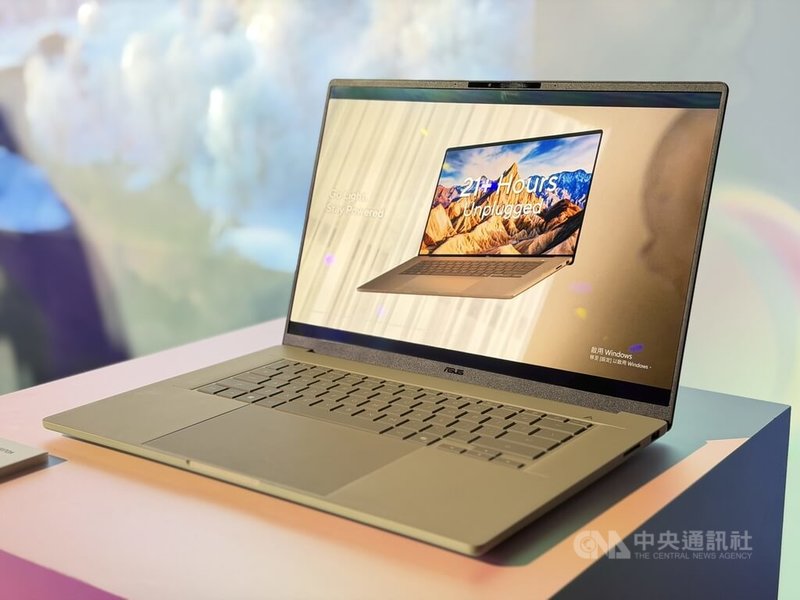 電腦品牌廠華碩23日發表高階AI筆記型電腦ASUS Zenbook A16,播放影片時間可達21小時。中央社記者吳家豪攝 115年3月23日