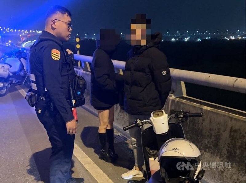 新北市警察局蘆洲分局員警23日巡邏時，發現許姓男子（右）騎以黑布遮掩車牌機車，違規蛇行拒檢逃逸，經警方攔停後依公共危險罪嫌送辦。（翻攝照片）中央社記者王鴻國傳真　115年3月23日