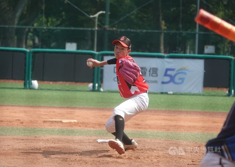 115年謝國城盃少棒賽敗部賽事花蓮中原國小23日與新北興穀國小交手，花蓮中原投手莊丞禾（圖）先發投2局。中央社記者謝靜雯攝　115年3月23日