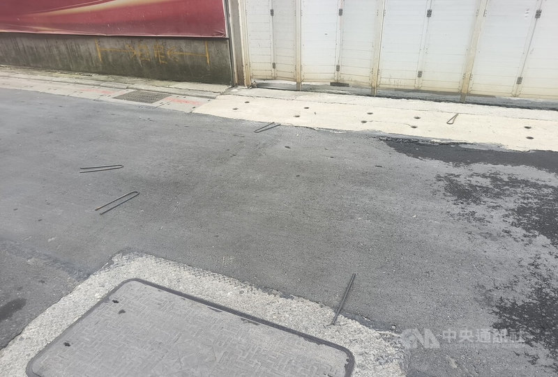 台北市大同區寧夏路一處工地23日進行吊運作業時，部分鋼筋不慎掉落，砸傷路過的自行車騎士。台北市建管處獲報依法裁處，並勒令工地停工。（翻攝照片）中央社記者黃麗芸傳真　115年3月23日