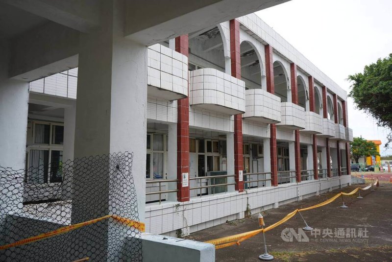 屏東恆春鎮墾丁國小校舍逾40年,經海風鹽蝕、地震及颱風摧殘與破壞,多處梁柱已有龜裂、鋼筋外露,經多方權衡及評估,將拆除並原地重建。中央社記者黃郁菁攝 115年3月23日