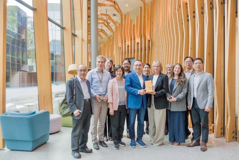 新北市長侯友宜（前右4）率團訪澳，23日前往青少年精神健康權威組織Orygen澳洲總部交流。（市府提供）中央社記者王鴻國傳真　115年3月23日