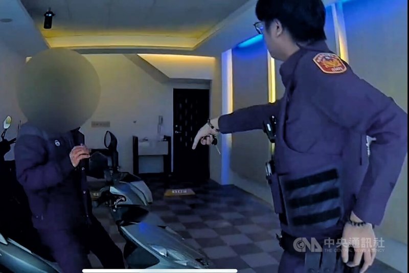 桃園市某汽車旅館23日發生酒後衝突命案，李姓男子酒後與友人爭執，竟持刀攻擊導致對方傷重不治。桃園警分局員警即時趕到，逮捕正要離開的李男。（翻攝照片）中央社記者吳睿騏桃園傳真　115年3月23日