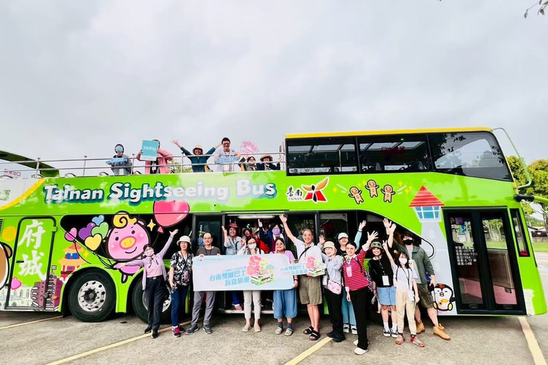 台南市觀光旅遊局推旅遊補助計畫，25日起開放申請，希望引導旅遊人潮於不同時節走入台南。圖為台南雙層巴士。（台南市政府提供）中央社記者楊思瑞台南傳真　115年3月23日