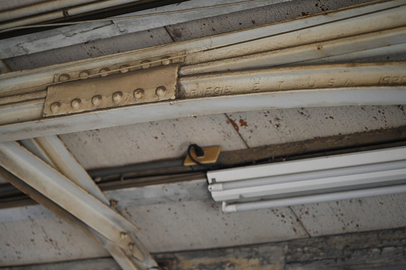 台南火車站第二月台以鋼軌構成的雨棚,為台灣罕見40磅級綱軌彎折技術工法,鋼軌上還留有製造廠商名稱及生產年份。(台南市政府提供)中央社記者楊思瑞台南傳真 115年3月23日