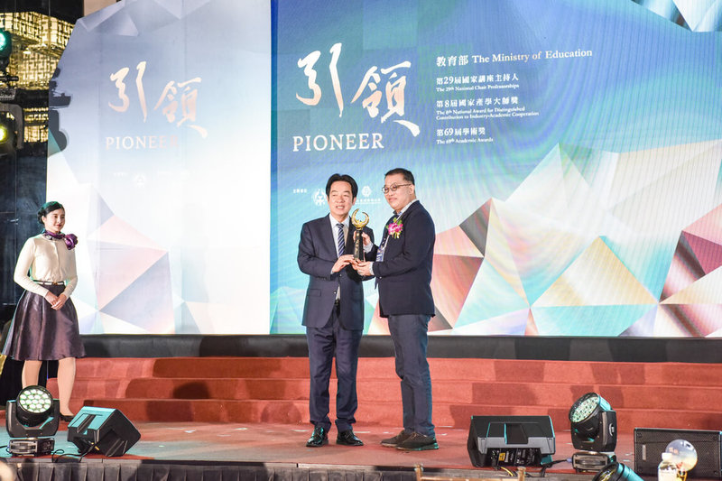 台師大科學教育研究所講座教授張俊彥（右）致力推動科教普及化，曾多次培訓台灣選手在國際地球科學奧林匹亞競賽獲佳績，獲選第29屆「國家講座主持人」，23日接受總統賴清德（右2）表揚。（台師大提供）中央社記者許秩維傳真　115年3月23日