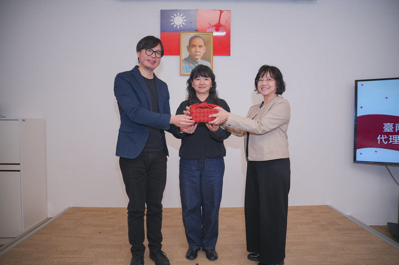 文化部所屬台南國家美術館籌備處23日舉行主任交接儀式，在文化部次長李靜慧（中）監交下，由原台灣歷史博物館副館長莊佩樺（右）接任籌備處主任，與卸任代理主任黃宏文（左）完成交接。（文化部提供）中央社記者王寶兒傳真　115年3月23日