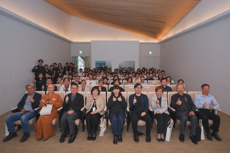 台南國家美術館籌備處主任交接儀式23日舉行，文化部政務次長李靜慧（前中）出席擔任監交，見證新任主任莊佩樺（前左4）正式走馬上任。（南國美籌備處提供）中央社記者楊思瑞台南傳真 115年3月23日