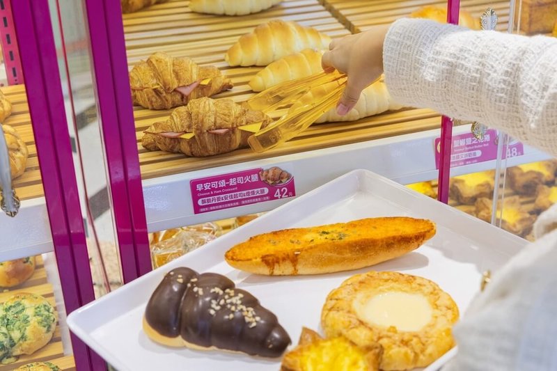 統一超表示，為滿足全時段烘焙需求，已建立完整烘焙商品結構，包括全台已突破400家的「Semeur聖娜」複合店專櫃，商品種類涵蓋包裝麵包、冷藏三明治、熱壓土司、冷藏甜點與Mister Donut多拿滋複合店等品類。（統一超提供）中央社記者何秀玲傳真　115年3月23日