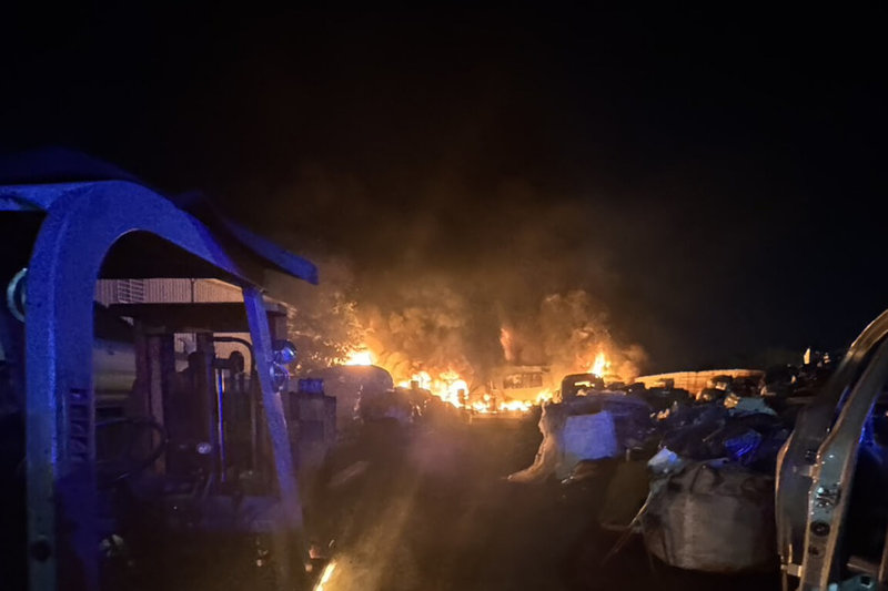 台南市仁德區一間廢五金回收廠23日晚間發生火災，消防人員到場時發現廠房全面燃燒，疑有一名員工受困，立即全力展開灌救。（讀者提供）中央社記者楊思瑞台南傳真  115年3月23日