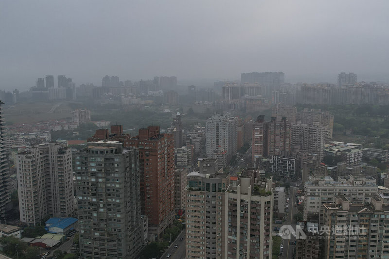 氣象署23日發布濃霧特報,基隆、桃竹及馬祖已出現能見度不足200公尺現象,新北及苗栗能見度較低。圖為新北市淡水區清晨出現濃霧。中央社記者徐肇昌攝 115年3月23日