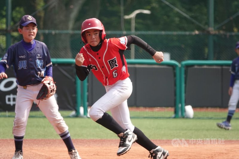 115年謝國城盃少棒賽敗部賽事花蓮中原林諾凡（紅衣）投打有表現，單場2支二壘打，後援登板4局穩守，助隊以5比2擊敗新北興穀國小。中央社記者謝靜雯攝　115年3月23日