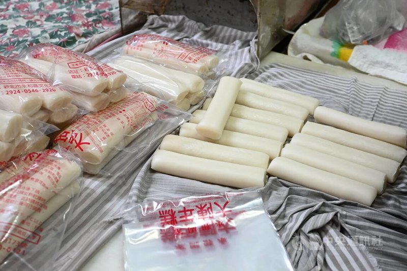 新北永和周家大陳年糕在地經營70年，蓬萊米製成的白色年糕不僅是當地居民過節必備菜餚，也是大陳人的情感寄託。中央社記者曹亞沿攝　115年3月23日