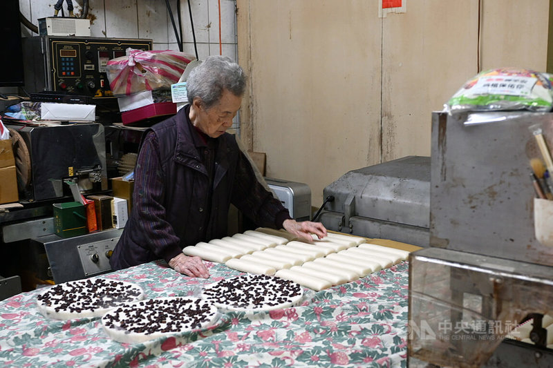 新北永和周家大陳年糕老闆周國良的母親已高齡90歲，仍每天在店中坐鎮幫忙，整齊排列剛蒸好的年糕、鬆糕。中央社記者曹亞沿攝　115年3月23日