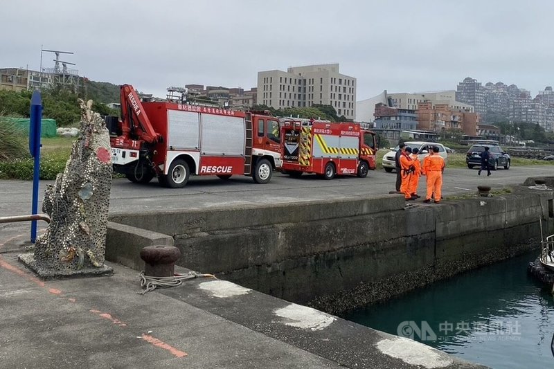 新北市三芝區后厝漁港23日下午發生一起汽車墜海事故，警消獲報立刻派員到場搜救。（翻攝照片）中央社記者王鴻國傳真　115年3月23日