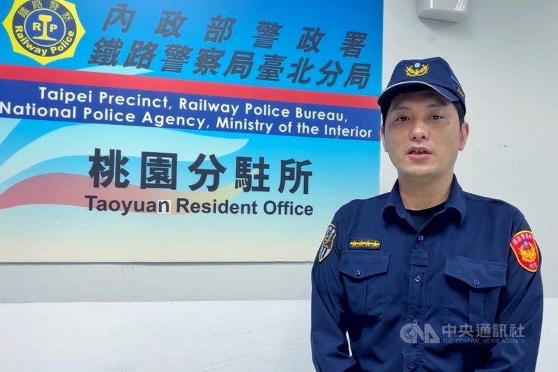鐵路警察局台北分局桃園分駐所長沈峰名（圖）23日表示，22日晚間接獲通報，在台鐵列車車廂發生旅客糾紛，警方到場已無衝突，經調查為列車晃動引發碰撞口角，後續疑涉動手行為，員警將依社維法調查裁處。中央社記者吳睿騏桃園攝　115年3月23日