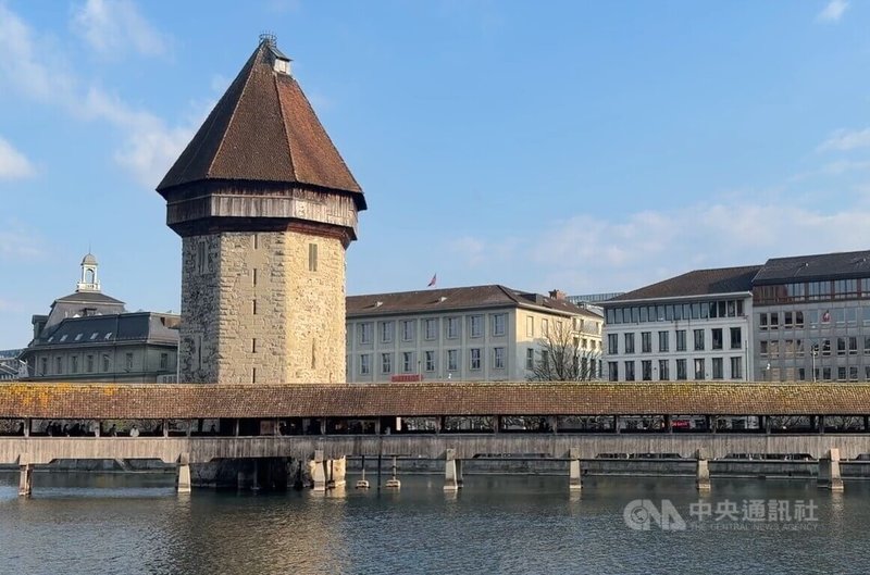 瑞士琉森的卡貝爾橋是木橋,204公尺長接近琉森湖的出口處,橋邊的石塔原為古時監獄,也是歐洲現存最古老木橋之一,是琉森的地標,目前遊客少,相當悠閒。中央社記者郭芳君琉森攝 115年3月23日