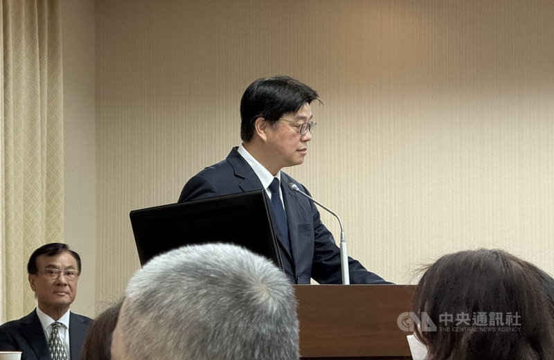 陸委會主委邱垂正在23日立法院內政委員會上台接受民眾黨立委李貞秀、陳昭姿、陳清龍聯合質詢。中央社記者廖文綺攝　115年3月23日