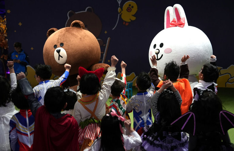 麗寶樂園推出兒童節連假優惠，4月3至6日12歲以下者免費入園，連假期間邀請人氣角色熊大、兔兔現身見面會，小朋友能近距離拍照。（麗寶樂園渡假區提供）中央社記者趙麗妍傳真　115年3月23日