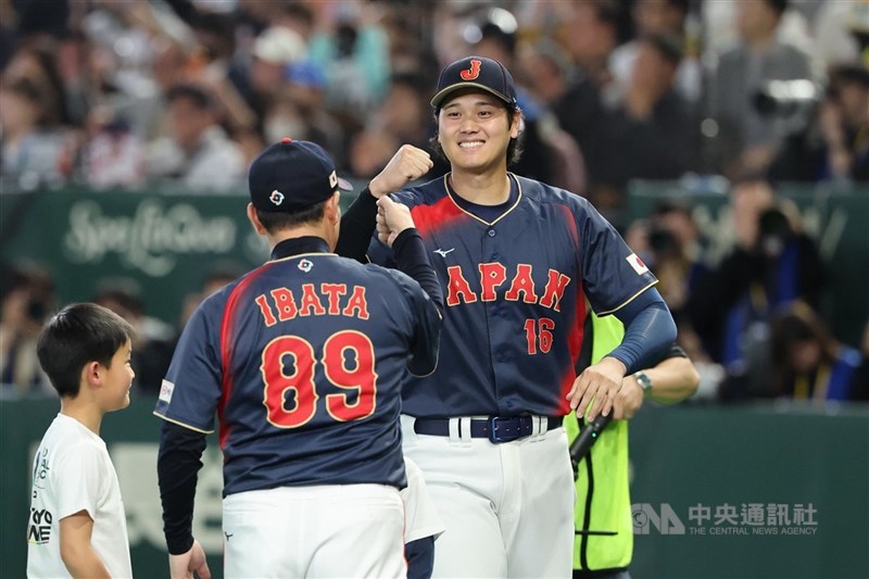 2026世界棒球經典賽（WBC）C組預賽台日大戰3月6日在東京巨蛋舉行，日本武士隊球星大谷翔平（後中）對台敲出滿貫砲。（中央社檔案照片）