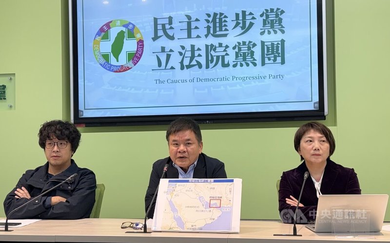 民進黨立法院黨團幹事長莊瑞雄（中）、書記長范雲（右）、副幹事長沈伯洋（左）23日舉行輿情回應記者會。莊瑞雄表示，樂見在野黨朋友一起理性審查總預算，也希望讓總預算盡快付委。中央社記者王揚宇攝　115年3月23日