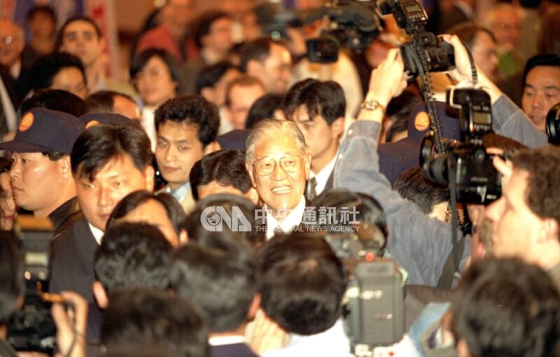 1996年3月20日，國民黨籍總統候選人李登輝（中）、副總統候選人連戰在選舉前舉辦國際媒體茶會，李登輝發表談話並接受外國媒體提問，吸引大批國內外記者到場採訪。（中央社檔案照片）