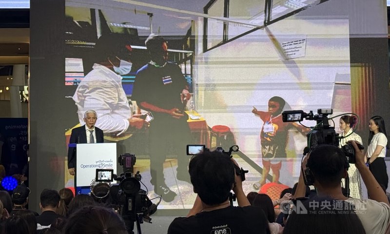 「微笑行動」泰國分部營運總監阿披猜（舞台上左）期盼泰國與台灣的交流能擴展至非政府組織的合作，並透過實地到台灣參訪與經驗分享，提升泰國在燒燙傷照護的能力。中央社記者李宗憲曼谷攝　115年3月23日