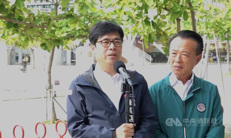 高雄市長陳其邁(中)23日出席「115年全國中等學校運動會聖火傳遞抵達高雄市暨造勢大會」,受訪時表示,能源政策牽涉到產業發展及區域供電平衡,這是台灣必須嚴肅、務實面對的問題。右為嘉義縣長翁章梁。中央社記者蔡孟妤攝 115年3月23日