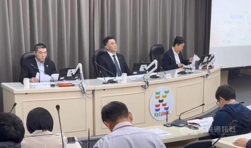 國民黨立委林沛祥（後中）23日邀請交通部長陳世凱（後右）考察基隆交通建設，考察前與基隆市長謝國樑（左）在基隆市政府聽取市府及公路局簡報。中央社記者王朝鈺攝　115年3月23日