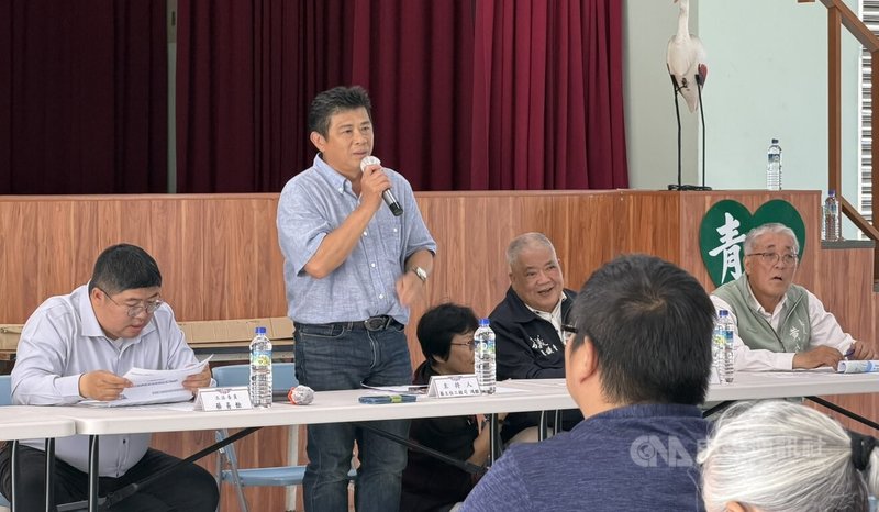 交通部公路局南區公路新建工程分局23日在嘉義舉行「台61線布袋新塭地區增設交流道工程」開工前地方說明會,邀請地方人士與會,由分局主任工程司蔡鴻麒(左2)主持,民進黨立委蔡易餘(左)等人出席。(南區新建工程分局)中央社記者蔡智明傳真 115年3月23日