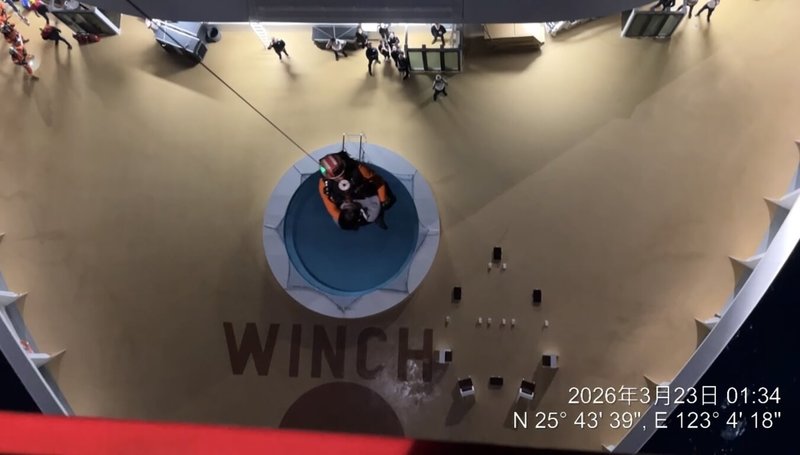 馬爾他籍MSC BELLISSIMA地中海榮耀號郵輪上,一台籍遊客疑中風意識不清,空勤花蓮駐地直升機23日凌晨飛至花蓮外海,由海巡隊員攜帶擔架出艙,成功吊掛1名病患及1名家屬返航送醫治療。(空勤總隊勤務第一大隊第三隊提供)中央社記者李先鳳傳真 115年3月23日