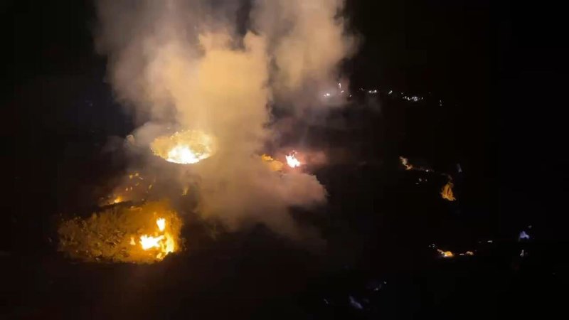 嘉義水上鄉三界村墓地23日凌晨2時許發生火警，滅火過程有不明物體爆炸，3名消防人員燒燙傷送醫，幸無生命危險。（嘉義縣消防局提供）中央社記者蔡智明傳真　115年3月23日