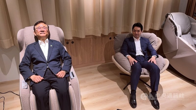 台北市長蔣萬安（右）23日在松山高中開箱「教師專業發展空間2.0」實況，他表示自己有3個孩子，回家也會感到無力招架，能體會教師面對一班30多名學生的壓力，因此支持打造專屬老師的休憩環境。左為教育局長湯志民。中央社記者楊淑閔攝  115年3月23日