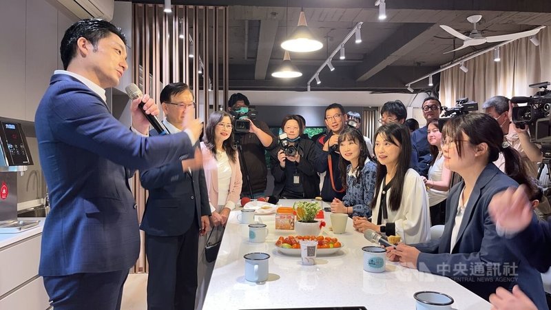 台北市長蔣萬安(左)23日在松山高中開箱教師專業發展空間2.0辦理實況,現場設置教師專屬休憩環境,蔣萬安並向教師詢問意見。中央社記者楊淑閔攝 115年3月23日