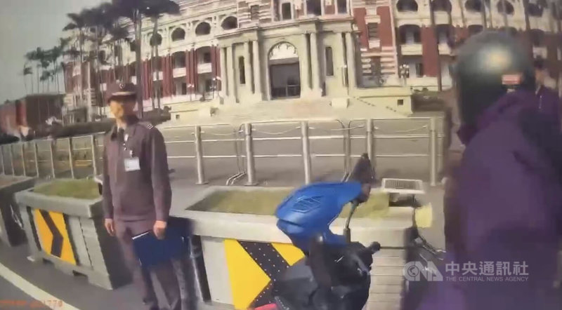 游姓男子（右）23日騎機車到總統府前喊叫，疑情緒不穩、訴求不明，經醫師評估後，由警消協助送醫治療。（翻攝照片）中央社記者黃麗芸傳真　115年3月23日