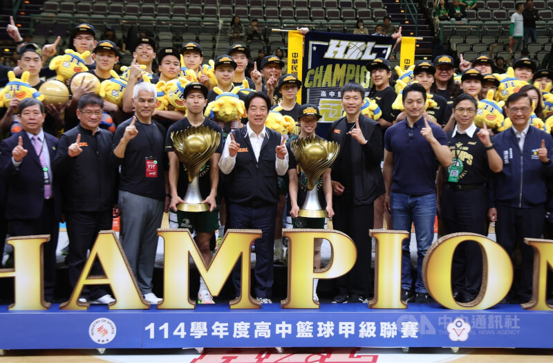 總統賴清德(前左5)22日在台北小巨蛋觀看高中籃球聯賽HBL,會後頒發冠軍獎盃,與運動部長李洋(前右4)、台北市長蔣萬安(前右3)以及男、女子組冠軍松山高中、陽明高中合影。中央社記者張新偉攝 115年3月22日