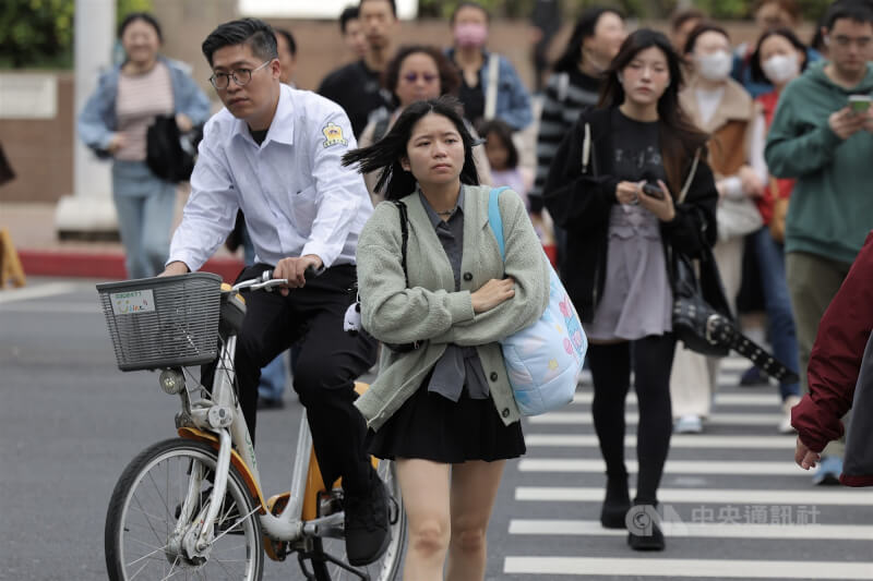 圖為台北市中正區街頭民眾穿著薄外套。（中央社檔案照片）