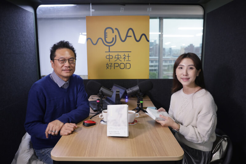 主持人邱祖胤（左）與台語詩人温若喬(右)分享新出版的台語詩集《日花閃爍》，暢談他的創作歷程。中央社記者裴禛攝 115年03月10日