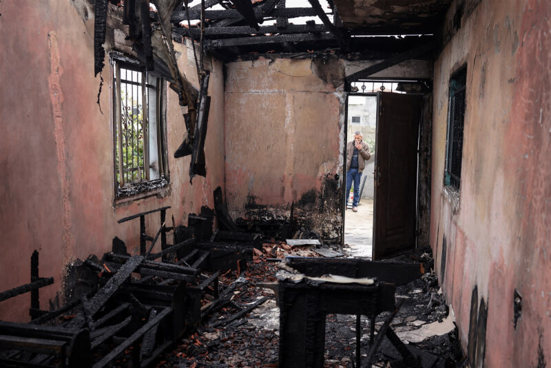 巴勒斯坦民眾22日指控位於約旦河西岸芬達庫米亞的住宅遭以色列屯墾者攻擊縱火。（法新社）